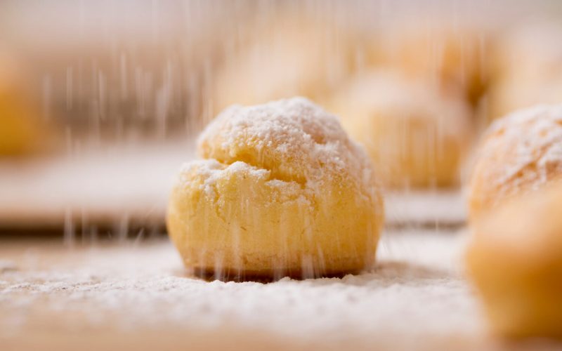 Lluvia de azúcar sobre profiterol